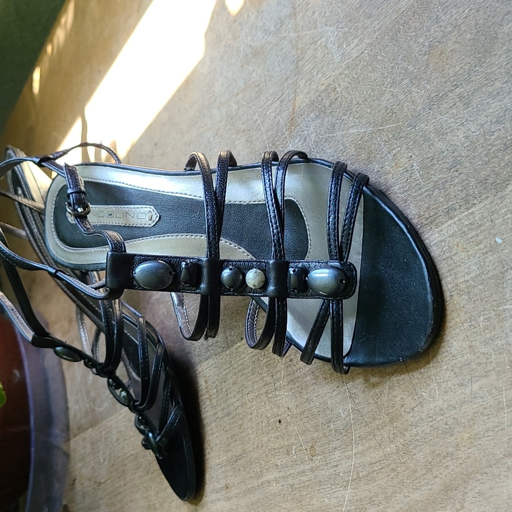 Strappy,cute low heels. Stone detail 8.5